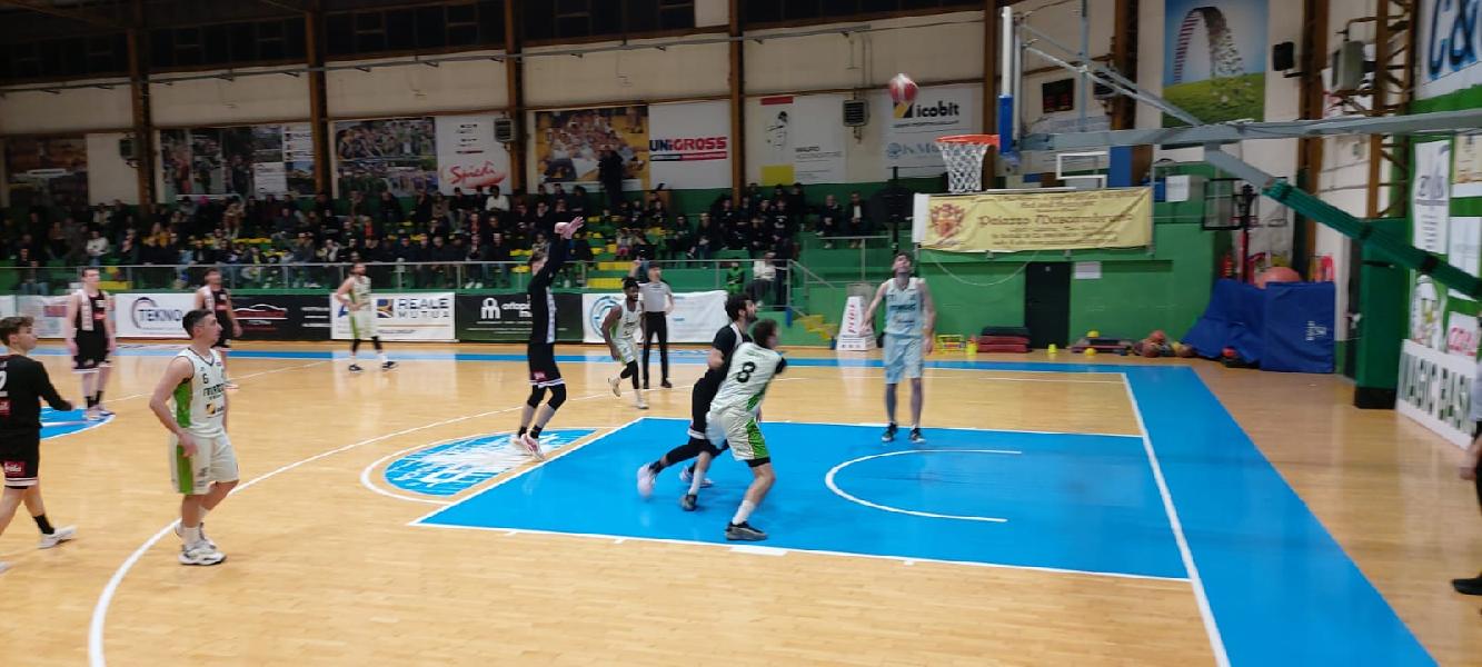 https://www.basketmarche.it/immagini_articoli/01-02-2025/perugia-basket-scappa-finale-espugna-campo-magic-basket-chieti-600.jpg