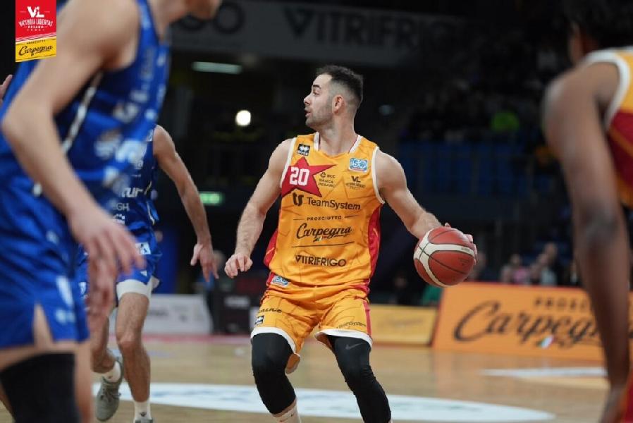 https://www.basketmarche.it/immagini_articoli/01-02-2025/pesaro-lorenzo-bucarelli-vogliamo-proseguire-nostra-corsa-zona-playoff-600.jpg