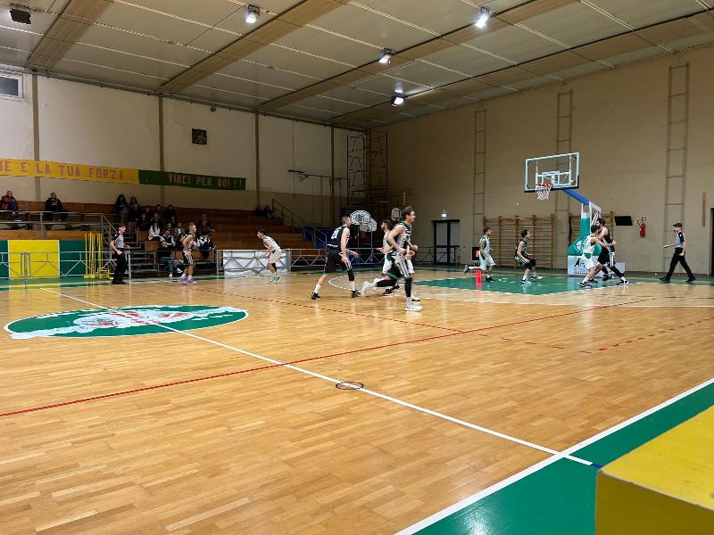 https://www.basketmarche.it/immagini_articoli/01-11-2024/basket-vadese-ferma-corsa-campetto-ancona-600.jpg