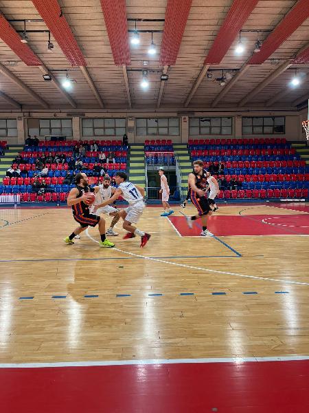 https://www.basketmarche.it/immagini_articoli/01-11-2024/senigallia-basket-2020-ritrova-vittoria-pesaro-basket-600.jpg