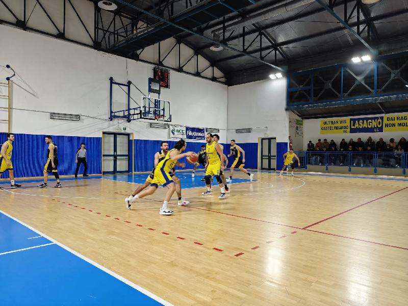 https://www.basketmarche.it/immagini_articoli/01-12-2024/castelfidardo-vince-match-uroboro-fabriano-600.jpg