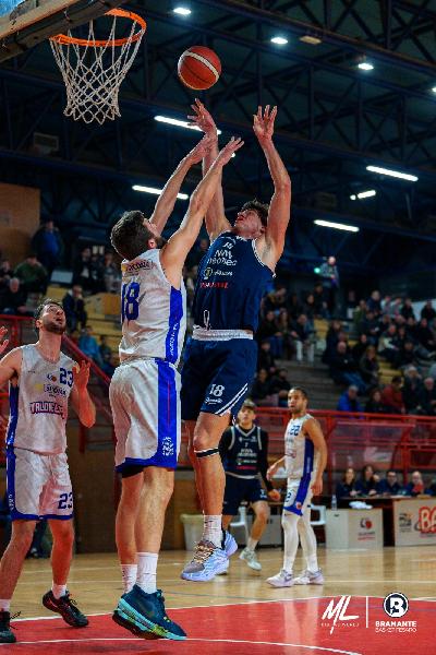 https://www.basketmarche.it/immagini_articoli/02-02-2025/bramante-pesaro-sfiora-rimonta-campo-valdiceppo-basket-600.jpg