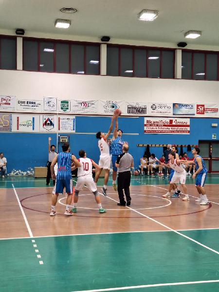 https://www.basketmarche.it/immagini_articoli/02-02-2025/ponte-morrovalle-vince-recupero-polverigi-basket-600.jpg