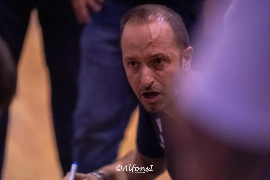 https://www.basketmarche.it/immagini_articoli/02-11-2024/attila-porto-recanati-coach-scalabroni-partita-difficile-dove-senigallia-metter-cuore-anima-cattiveria-agonistica-600.jpg