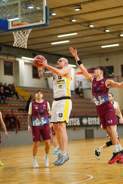 https://www.basketmarche.it/immagini_articoli/03-02-2025/basket-terni-domina-sfida-basket-contigliano-rimane-scia-coppia-testa-600.jpg