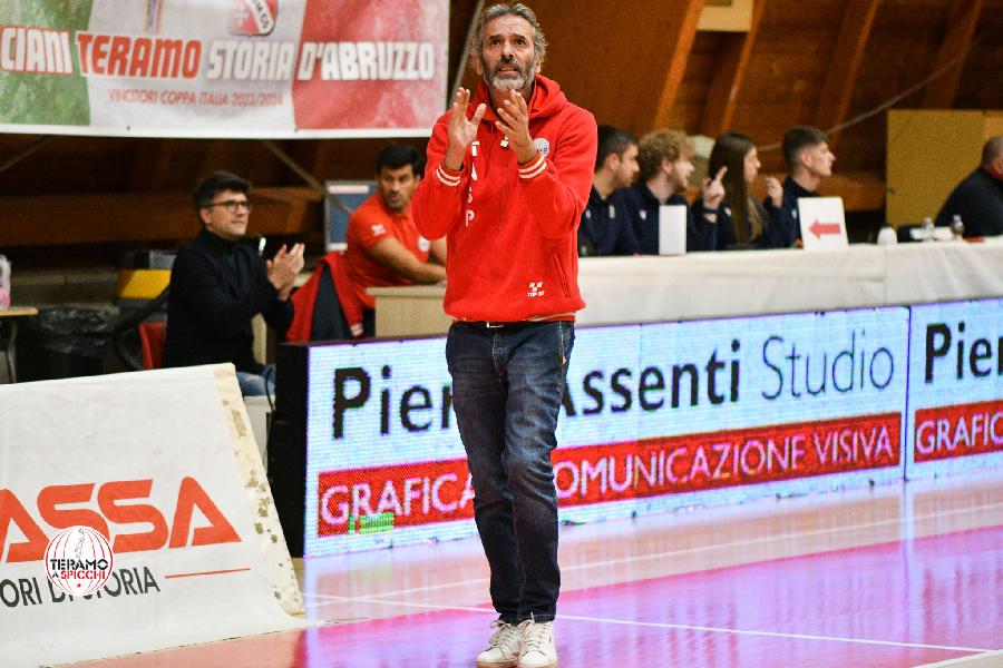 https://www.basketmarche.it/immagini_articoli/03-02-2025/tasp-teramo-coach-stirpe-dobbiamo-credere-dobbiamo-lavorare-sodo-ottenere-salvezza-dobbiamo-ricompattarci-600.jpg