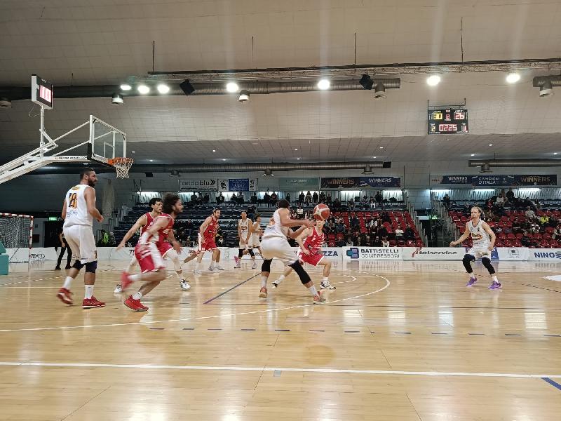 https://www.basketmarche.it/immagini_articoli/03-11-2024/convincente-vittoria-loreto-pesaro-vigor-matelica-600.jpg