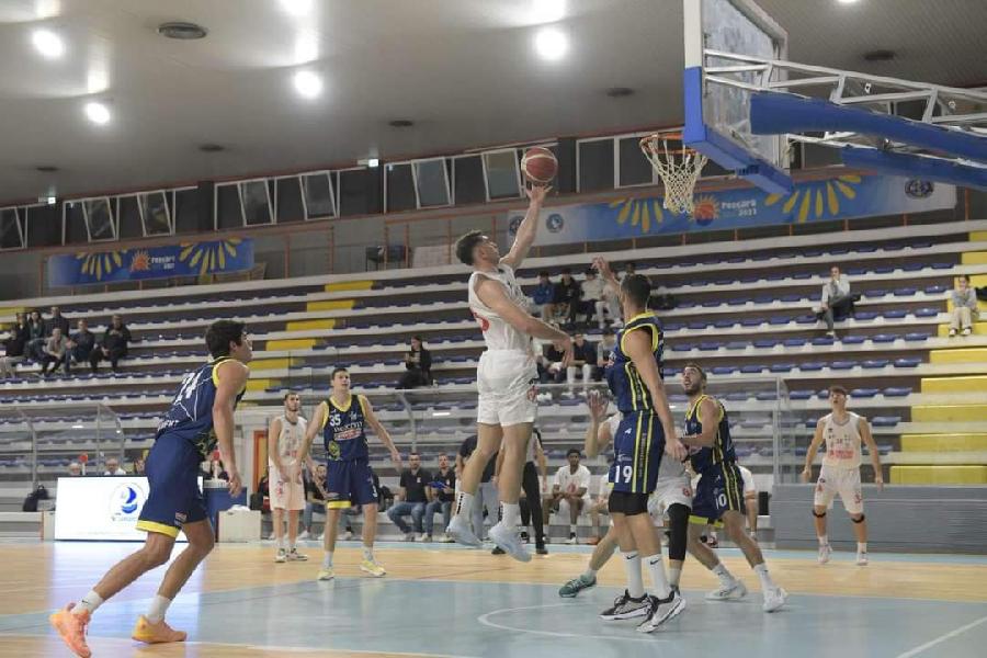 https://www.basketmarche.it/immagini_articoli/03-11-2024/grandissima-amatori-pescara-vince-match-stella-azzurra-viterbo-600.jpg