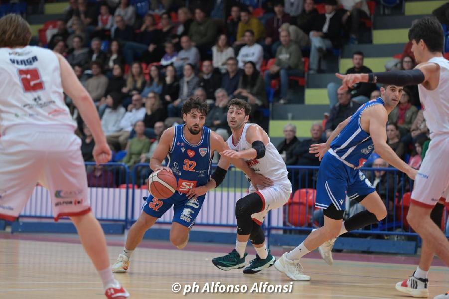 https://www.basketmarche.it/immagini_articoli/03-11-2024/pallacanestro-senigallia-batte-nettamente-attila-junior-porto-recanati-600.jpg