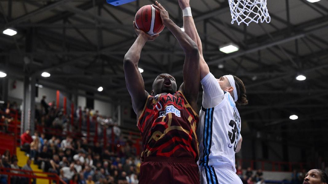 https://www.basketmarche.it/immagini_articoli/03-11-2024/reyer-venezia-espugna-rimonta-campo-napoli-basket-600.jpg