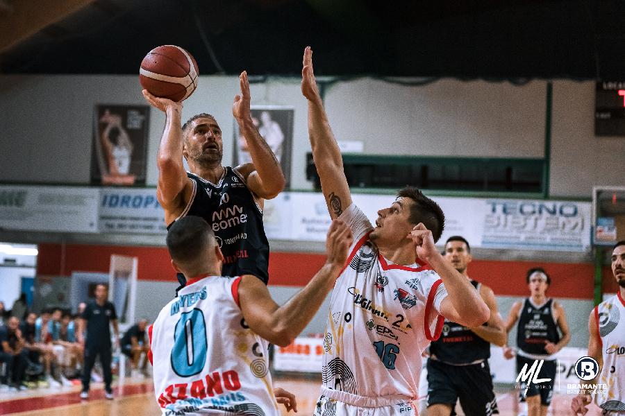 https://www.basketmarche.it/immagini_articoli/04-01-2025/bramante-fabio-lanci-ozzano-gara-difficile-punti-palio-sono-pesanti-600.jpg