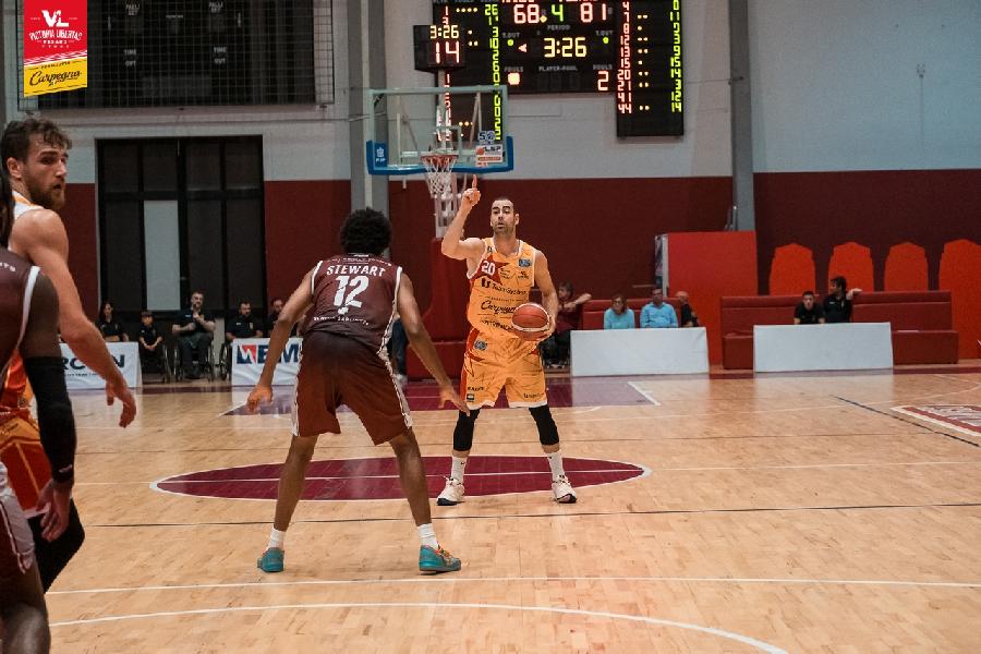 https://www.basketmarche.it/immagini_articoli/04-01-2025/pesaro-lorenzo-bucarelli-attende-partita-intensa-campo-caldo-600.jpg