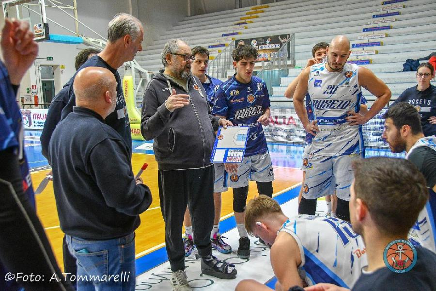 https://www.basketmarche.it/immagini_articoli/04-01-2025/roseto-basket-2020-coach-foglietti-siamo-inizio-percorso-vedremo-domani-punto-siamo-600.jpg