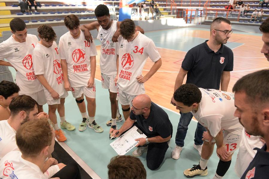 https://www.basketmarche.it/immagini_articoli/04-10-2024/amatori-pescara-coach-gabriele-mondragone-stessa-fame-stessi-occhi-avuti-carver-600.jpg