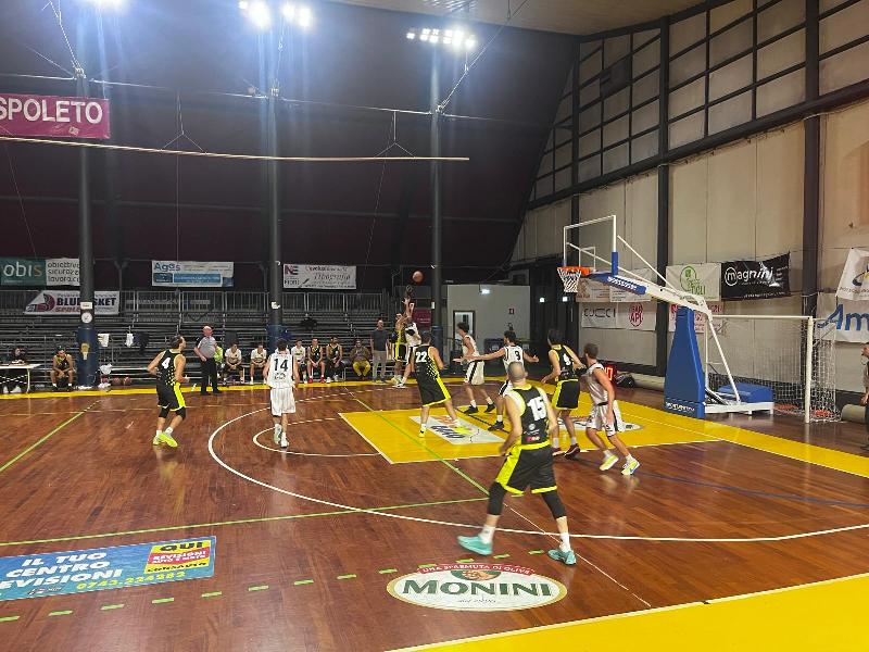 https://www.basketmarche.it/immagini_articoli/04-10-2024/atomika-spoleto-supera-volata-basket-terni-gara-esordio-600.jpg