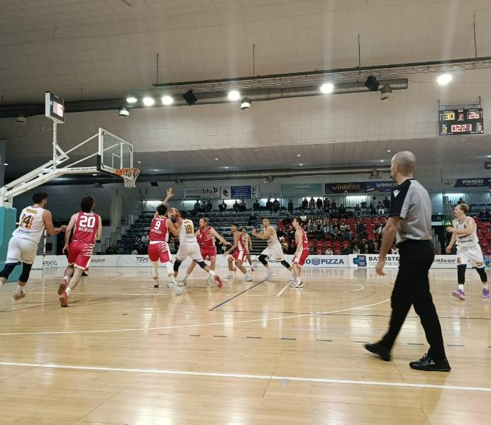 https://www.basketmarche.it/immagini_articoli/04-11-2024/loreto-pesaro-conquista-punti-pesanti-match-600.jpg