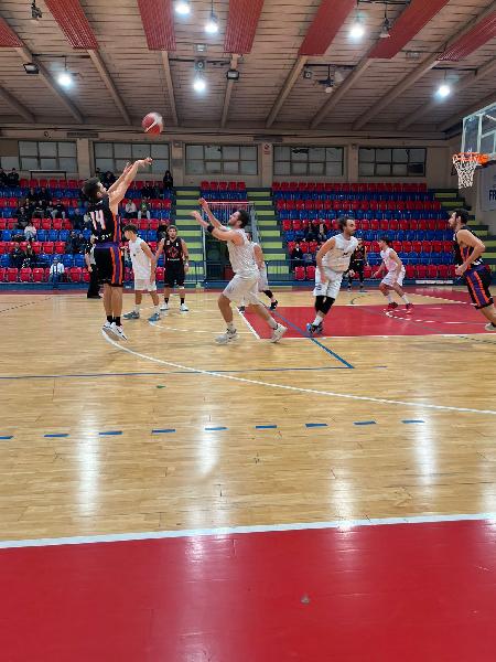 https://www.basketmarche.it/immagini_articoli/04-11-2024/senigallia-basket-2020-rialza-batte-capolista-pesaro-basket-600.jpg