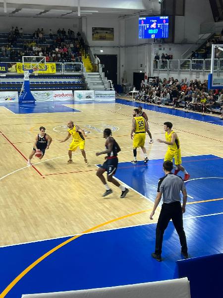 https://www.basketmarche.it/immagini_articoli/04-11-2024/super-virtus-civitanova-vince-derby-casa-capolista-600.jpg