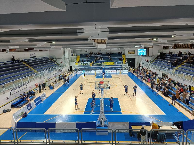 https://www.basketmarche.it/immagini_articoli/05-01-2025/arbitri-sono-ritardo-slitta-inizio-pallacanestro-recanati-roseto-basket-2020-600.jpg