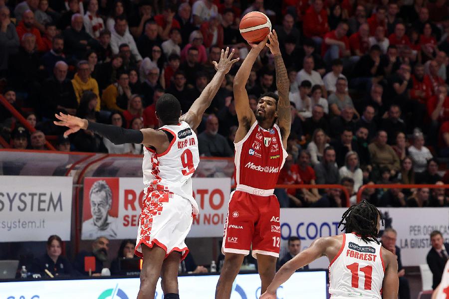 https://www.basketmarche.it/immagini_articoli/05-01-2025/olimpia-milano-segna-espugna-campo-pistoia-basket-600.jpg