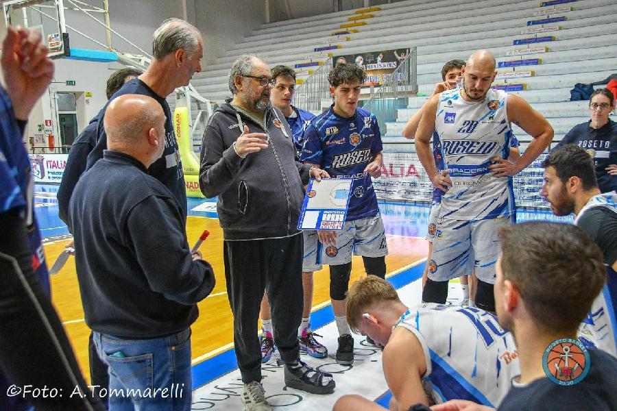 https://www.basketmarche.it/immagini_articoli/05-02-2025/roseto-basket-2020-coach-foglietti-abbiamo-giocato-atteggiamento-giusto-600.jpg