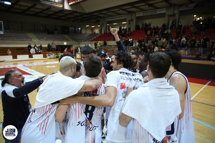 https://www.basketmarche.it/immagini_articoli/05-03-2024/basket-jesi-coach-ghizzinardi-faremo-playoff-merito-girone-andata-600.jpg