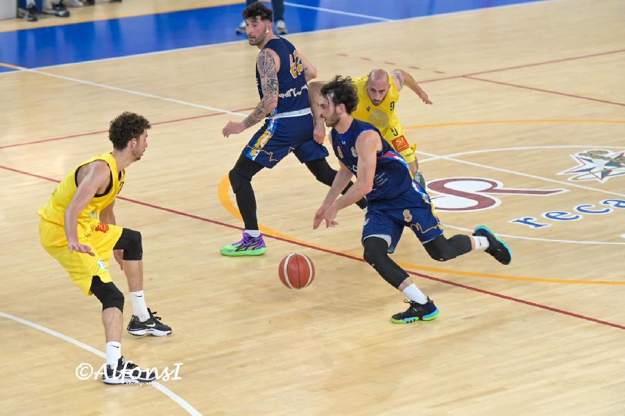 https://www.basketmarche.it/immagini_articoli/05-05-2024/playoff-netta-vittoria-pallacanestro-recanati-primo-round-montemarciano-600.jpg
