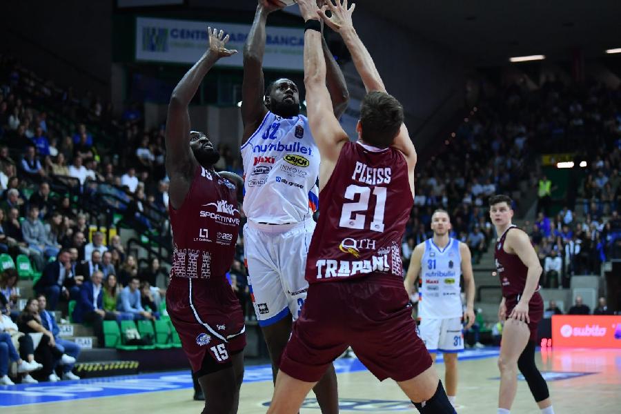 https://www.basketmarche.it/immagini_articoli/05-10-2024/trapani-shark-allunga-tempo-espugna-campo-treviso-basket-600.jpg