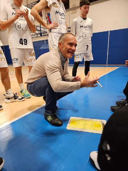 https://www.basketmarche.it/immagini_articoli/06-03-2024/montemarciano-coach-ercolessi-vittoria-importante-gratifica-grande-lavoro-fatto-settimana-600.jpg