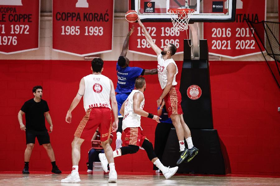 https://www.basketmarche.it/immagini_articoli/06-09-2024/olimpia-milano-passo-avanti-scrimmage-pallacanestro-brescia-600.jpg