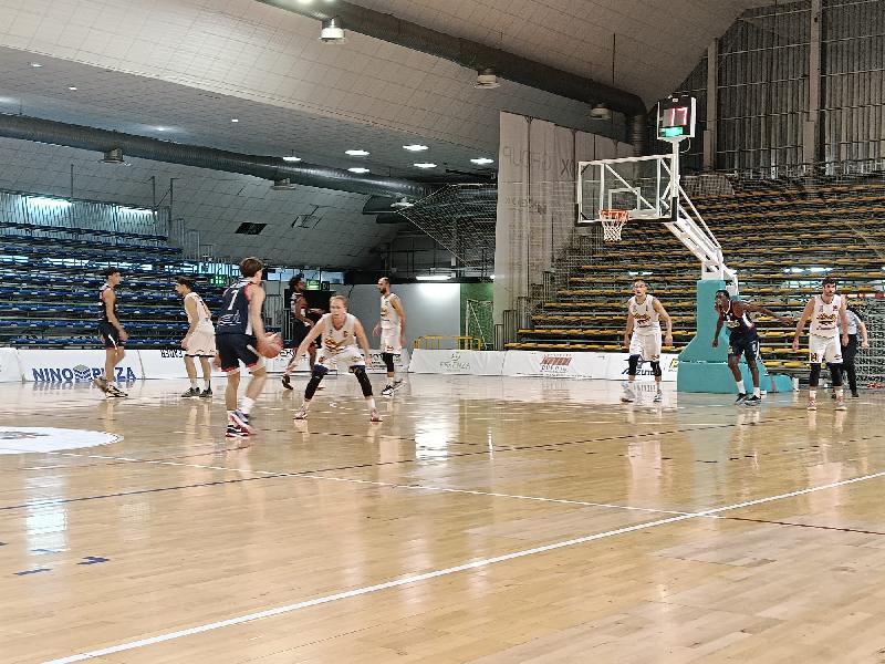 https://www.basketmarche.it/immagini_articoli/06-10-2024/loreto-pesaro-riscatta-supera-virtus-civitanova-600.jpg