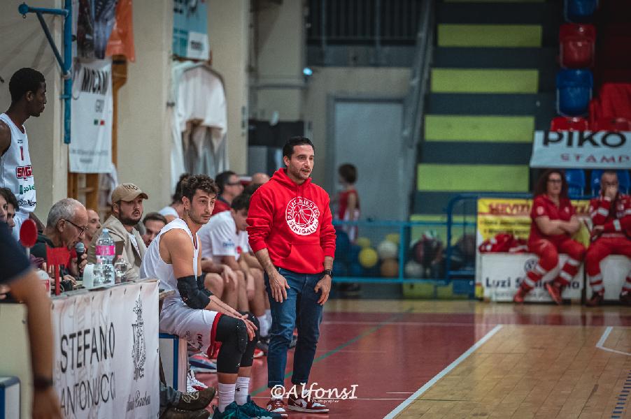 https://www.basketmarche.it/immagini_articoli/06-11-2024/pall-senigallia-coach-petitto-vittoria-vale-punti-morale-600.jpg