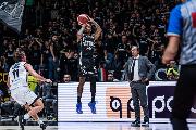 https://www.basketmarche.it/immagini_articoli/06-11-2024/virtus-bologna-vince-recupero-bertram-tortona-resta-imbattuta-120.jpg