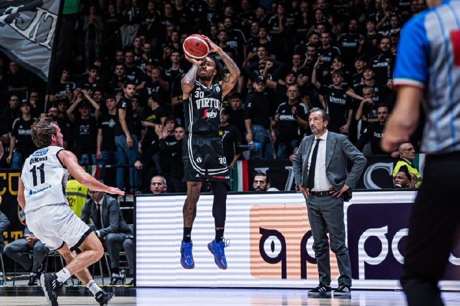 https://www.basketmarche.it/immagini_articoli/06-11-2024/virtus-bologna-vince-recupero-bertram-tortona-resta-imbattuta-600.jpg