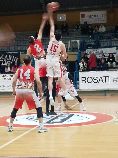 https://www.basketmarche.it/immagini_articoli/06-12-2024/nestor-marsciano-supera-rimonta-cannara-basket-600.jpg