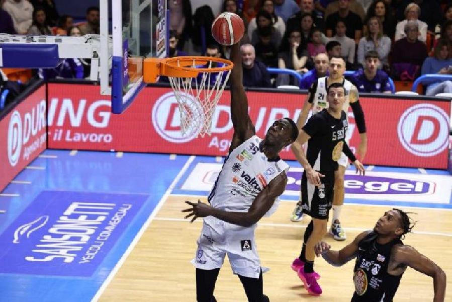 https://www.basketmarche.it/immagini_articoli/07-01-2025/ufficiale-valtur-brindisi-cede-prestito-kevin-ndzie-urania-milano-600.jpg