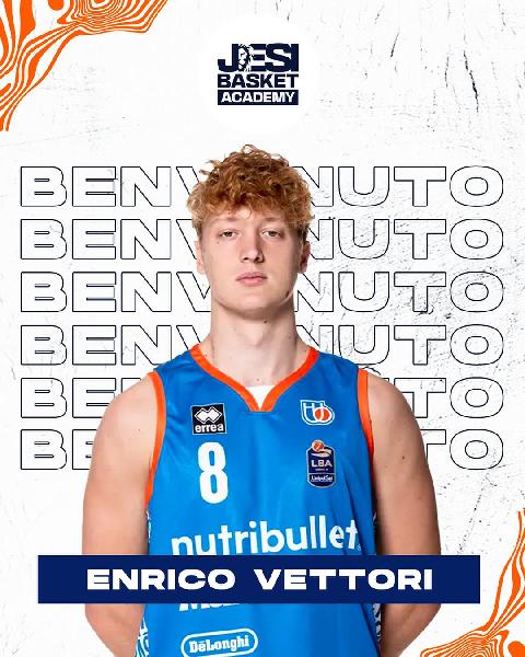 https://www.basketmarche.it/immagini_articoli/07-02-2025/ufficiale-basket-jesi-academy-firma-enrico-vettori-600.jpg