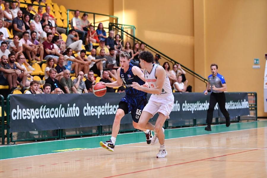 https://www.basketmarche.it/immagini_articoli/07-09-2024/memorial-silvestrin-treviso-basket-supera-reggio-emilia-finale-600.jpg