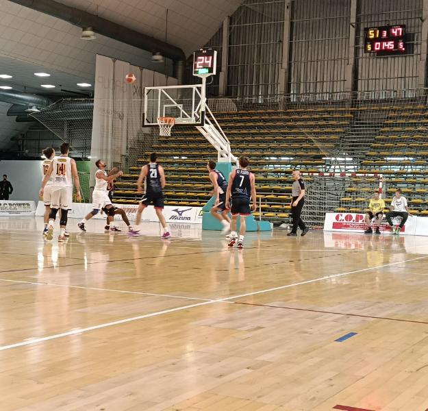 https://www.basketmarche.it/immagini_articoli/07-10-2024/loreto-pesaro-impone-virtus-civitanova-rompe-ghiaccio-600.jpg