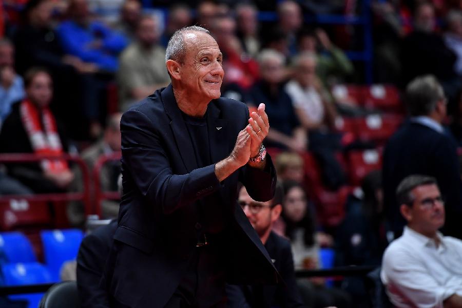 https://www.basketmarche.it/immagini_articoli/07-10-2024/olimpia-milano-coach-messina-stata-partita-buona-abbiamo-spinto-abbiamo-giocato-bene-600.jpg