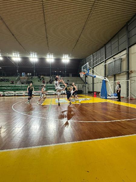 https://www.basketmarche.it/immagini_articoli/07-12-2024/atomika-spoleto-impone-fratta-umbertide-600.jpg