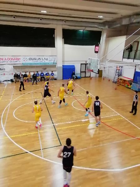 https://www.basketmarche.it/immagini_articoli/07-12-2024/basket-fermo-allunga-tempo-batte-sporting-pselpidio-600.jpg