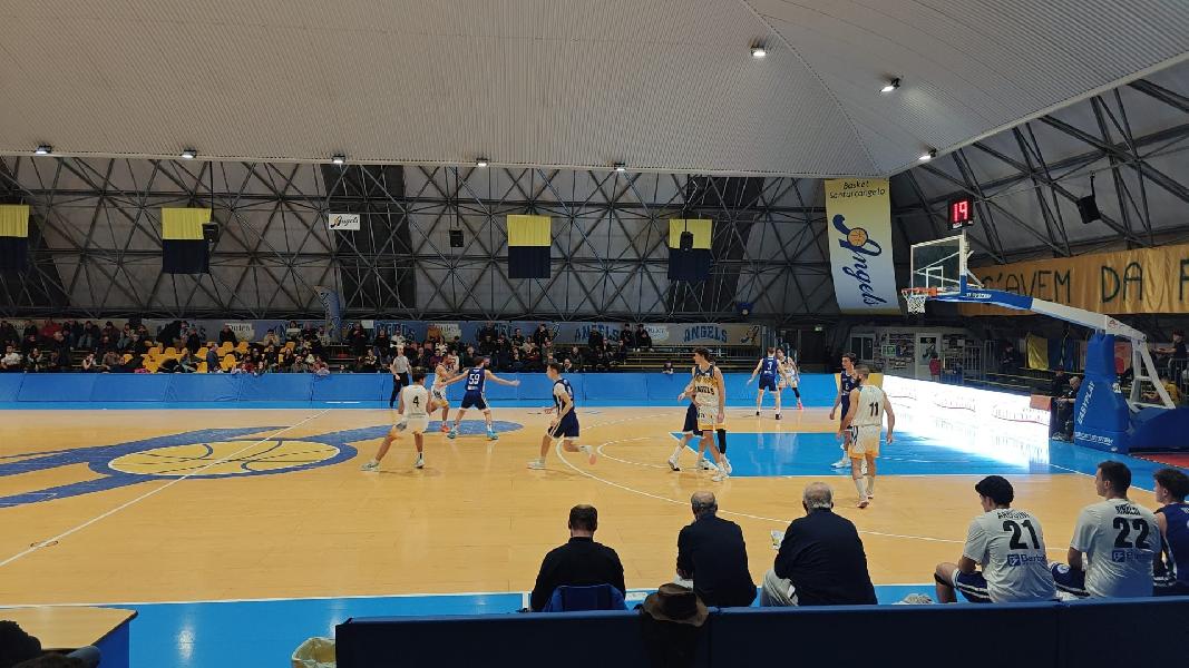 https://www.basketmarche.it/immagini_articoli/07-12-2024/basket-santarcangelo-supera-bartoli-mechanics-resta-imbattuto-600.jpg