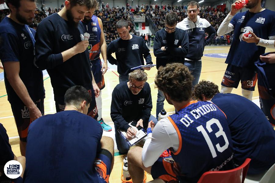 https://www.basketmarche.it/immagini_articoli/08-01-2025/basket-jesi-coach-ghizzinardi-bene-derby-adesso-viene-difficile-600.jpg