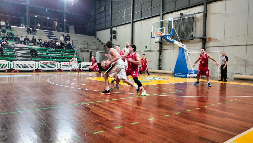 https://www.basketmarche.it/immagini_articoli/08-02-2025/convincente-vittoria-atomika-spoleto-nestor-marsciano-600.jpg