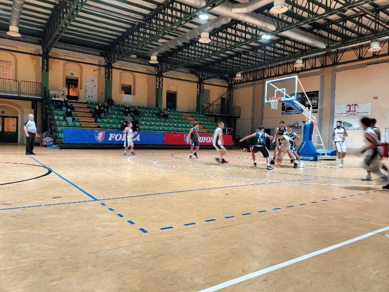 https://www.basketmarche.it/immagini_articoli/08-11-2024/atomika-spoleto-espugna-campo-basket-spello-sioux-600.jpg