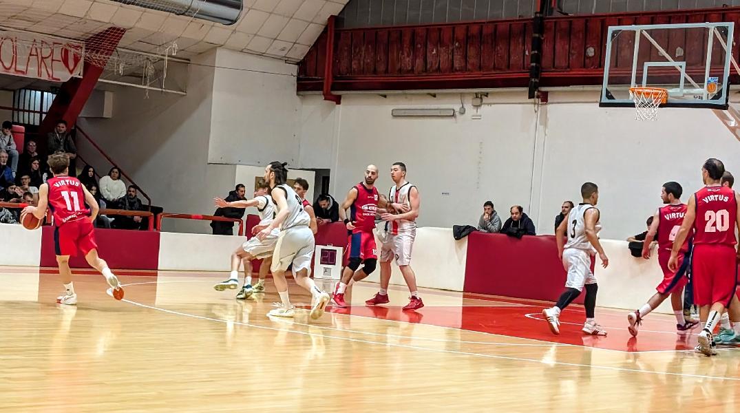 https://www.basketmarche.it/immagini_articoli/08-12-2024/imbattibilit-chem-virtus-psgiorgio-termina-campo-basket-macerata-600.jpg