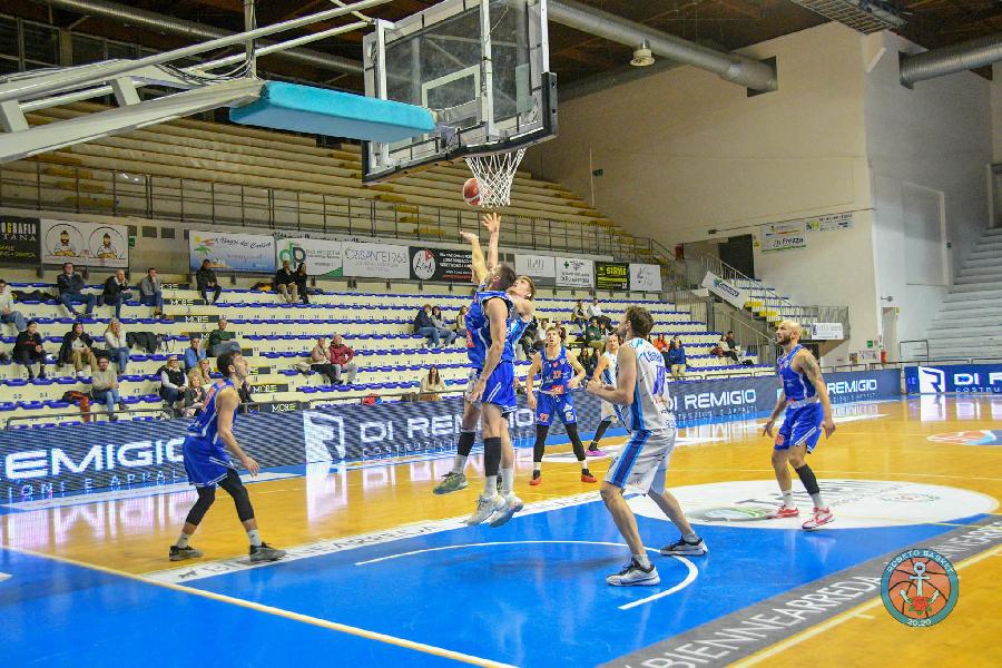 https://www.basketmarche.it/immagini_articoli/08-12-2024/roseto-basket-2020-sconfitto-volata-attila-junior-porto-recanati-600.jpg