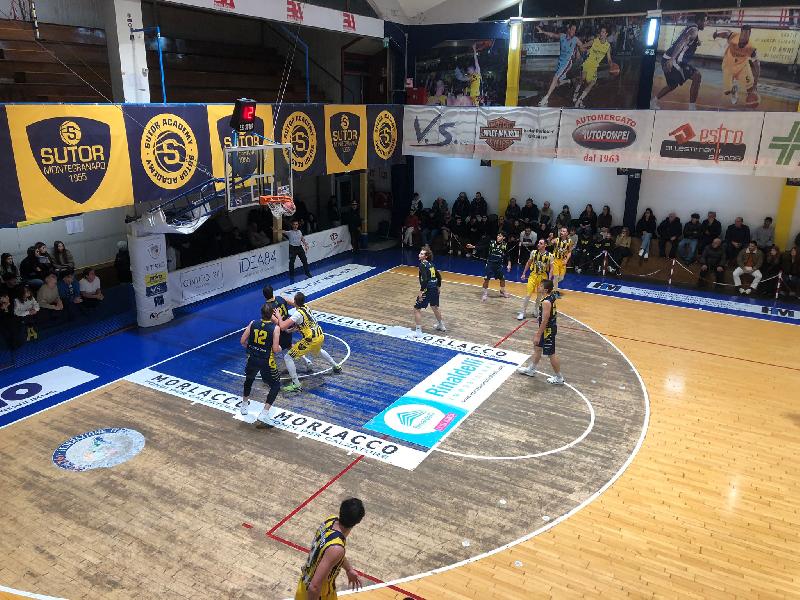 https://www.basketmarche.it/immagini_articoli/08-12-2024/sutor-montegranaro-supera-volata-guelfo-basket-600.jpg