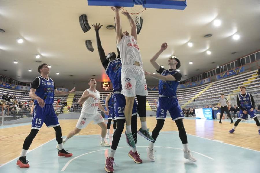 https://www.basketmarche.it/immagini_articoli/08-12-2024/vincere-amatori-pescara-dopo-consecutivo-battuta-mondragone-600.jpg